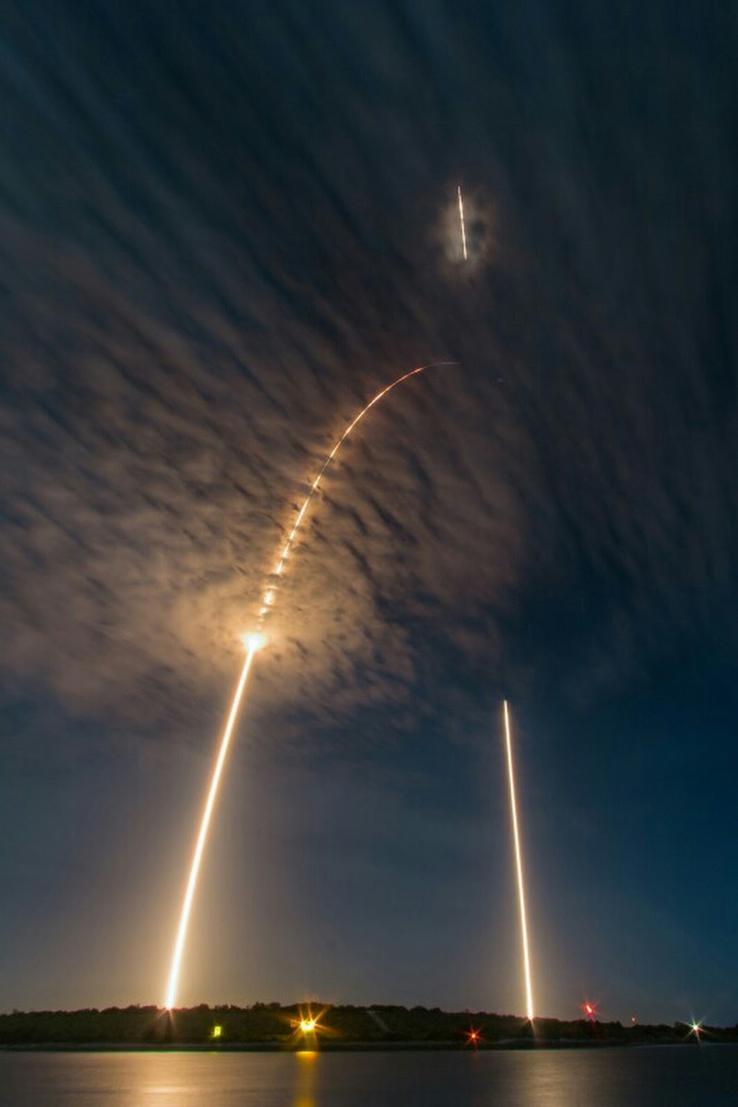 Decollo e atterraggio del Falcon 9 di SpaceX in una foto