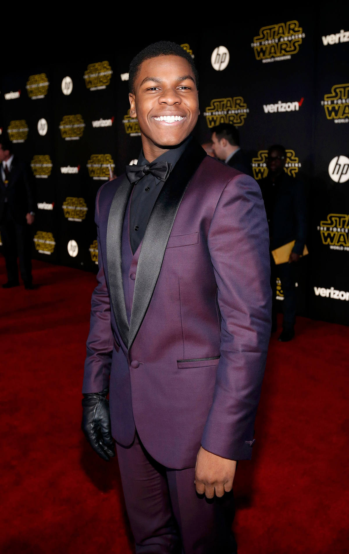 John Boyega Finn di Star Wars con un guanto nero