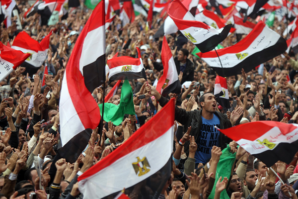 Bandiere egiziane sventolate in piazza Tahrir