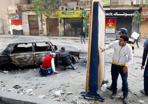 Manifestanti egiziani cercano riparo