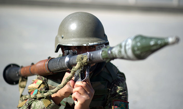 Un soldata afghano con lanciagranate