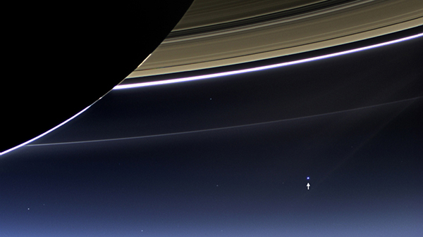 La Terra ripresa da Cassini in orbita attorno a Saturno