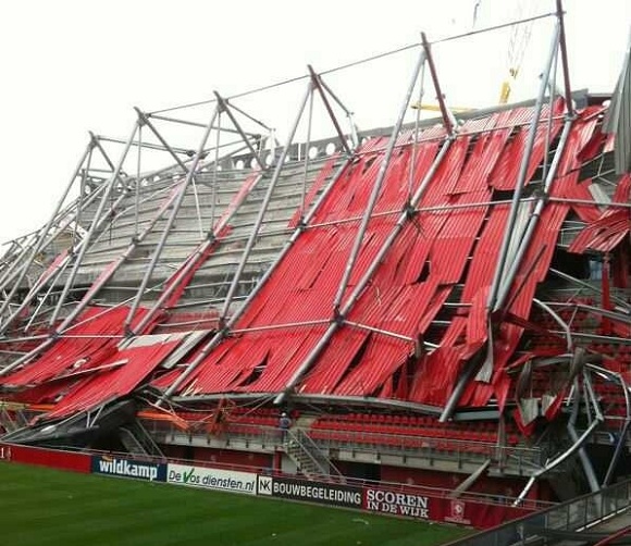 La copertura crollata nello stadio del Twente