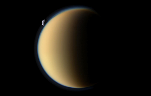 La luna di Saturno sorge dietro Titano
