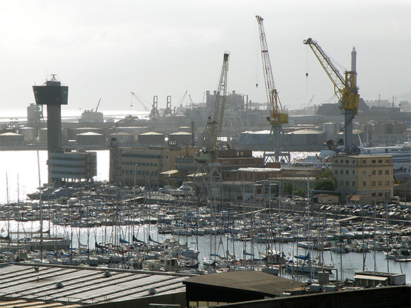 La torre di controllo del porto di Genova