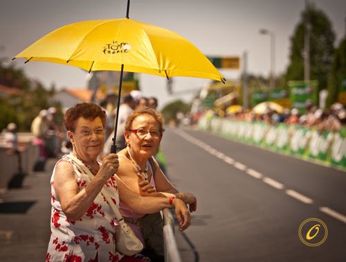 Due donne con un ombrello del Tour de France