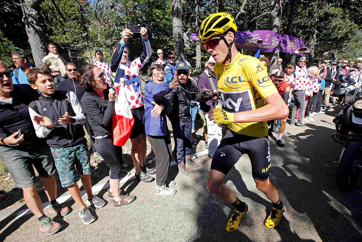Chris Froome corre al Tour 2016 dopo una caduta