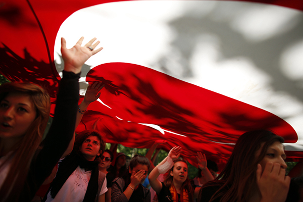 Ragazze turche protestano contro Erdogan