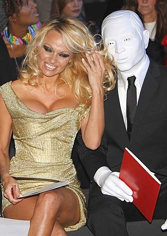 Pamela Anderson e l'uomo mascherato