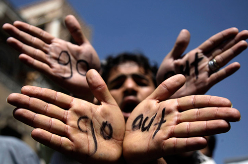 Manifestanti yemeniti mostrano le mani con la scritta 'go out' rivolta al governo'></p>
<p>Centinaia di arresti ad Algeri durante un'imponente manifestazione per chiedere <a href=