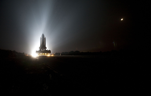 Space shuttle Atlantis sulla rampa di lancio