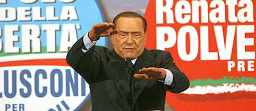 Berlusconi sul palco di un comizio pro Polverini