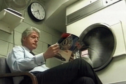 Bill Clinton in un video che lo ritrae in lavanderia ad atte
