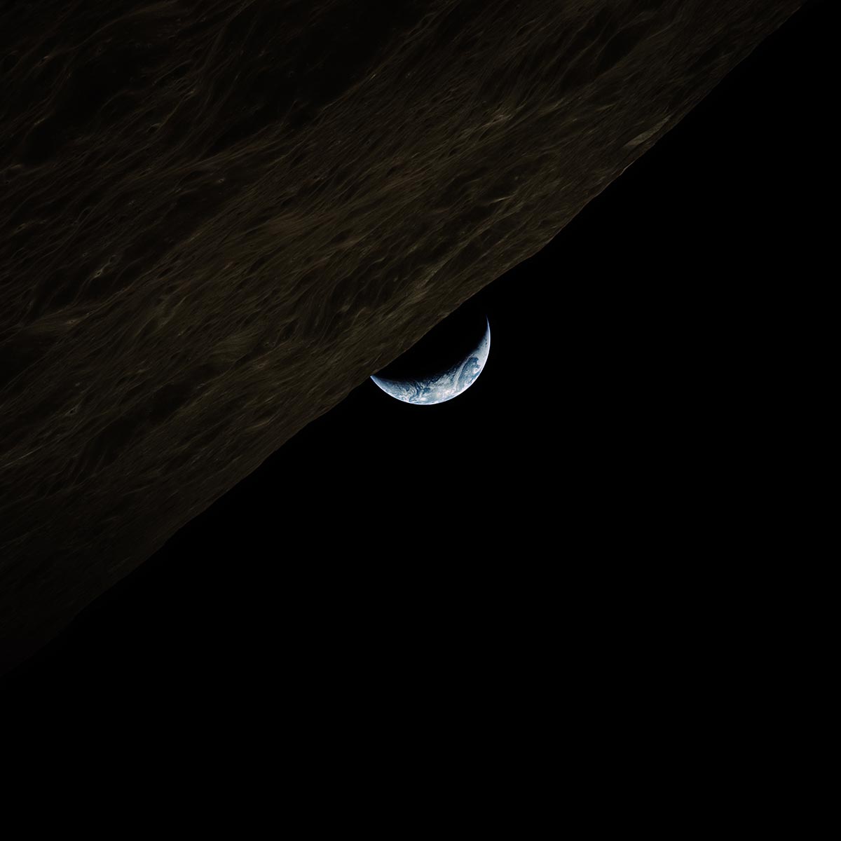 La Terra sorge dietro la Luna fotografata dall'Apollo 17