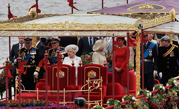 La regina Elisabetta II sul Tamigi