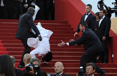 Un uomo si butta giù dal red carpet a Cannes