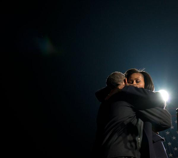 Barack e Michelle Obama si abbracciano