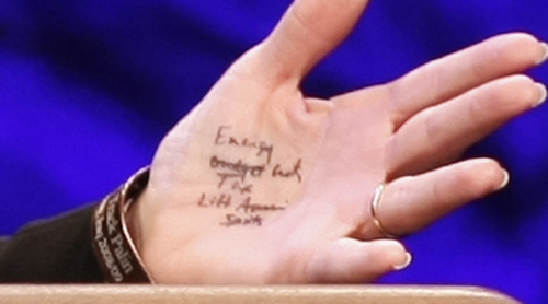 La mano di Sarah Palin con i suggerimenti scritti
