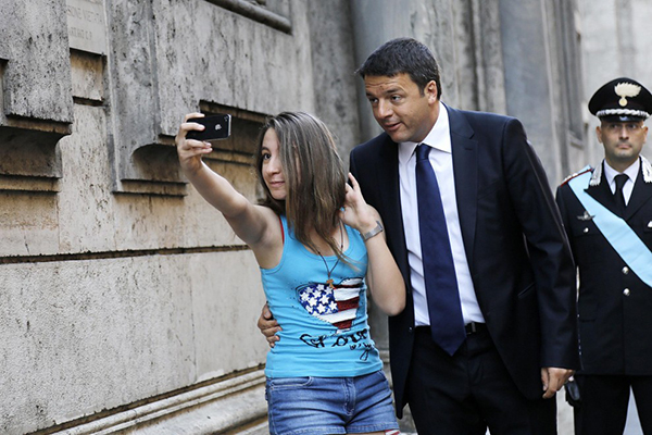I selfie di Renzi coi giovani alla Festa della Repubblica