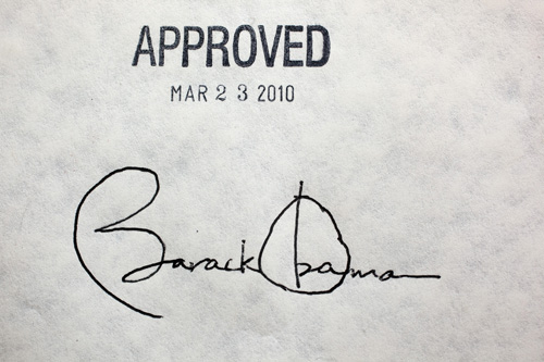 La firma di Barack Obama sulla legge di riforma sanitaria
