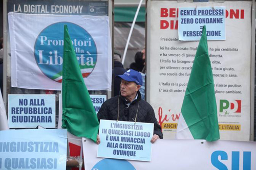 La manifestazione a sostegno di Berlusconi