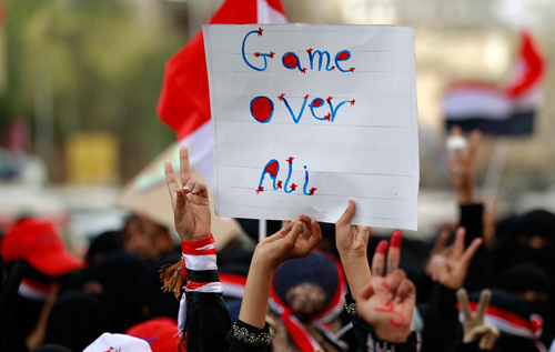 Un foglio di carta mostra la scritta 'Game Over Ali'